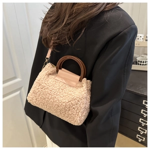 Sac à main en peau de mouton synthétique avec poignées en bois et bandoulière cuir