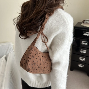 Borsa sottobraccio in velluto marrone con stampe di cuori neri e tracolla a nodo