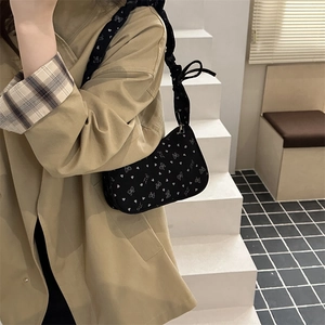 Borsa a spalla plissettata nera con stampe di farfalle e cuori e tracolla arricciata