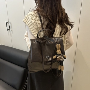 Vintage dunkelbrauner Kunstleder Rucksack mit Silberdrehverschluss und süßem Hasenanhänger