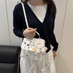 Petit sac carré en cuir blanc avec imprimés tendance et pendentif ours pour femme