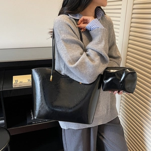 Conjunto de bolso tote negro brillante de moda para mujer con bandolera y bolsa pequeña