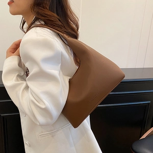 Sac à bandoulière hobo minimaliste en cuir marron avec lettrage embossé pour femme