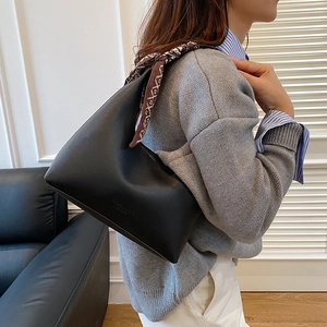 Sac sous le bras en cuir noir avec foulard décoratif en soie fleurie sur la bandoulière