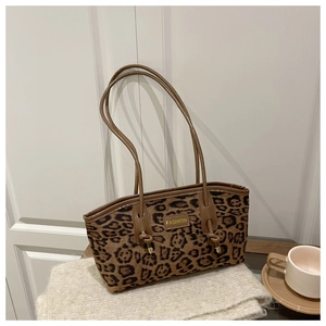 Détail du sac cabas léopard avec bandoulière en cuir noué marron et étiquette mode