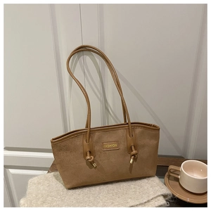 Détail d'un sac cabas marron vintage avec nœuds décoratifs et écusson en cuir Fashion