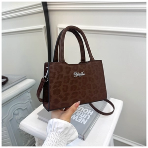 Gros plan d'un sac à main carré à imprimé léopard marron avec texture en daim chic