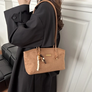 Sac fourre-tout vintage en daim marron pour femme avec breloque et étiquette mode