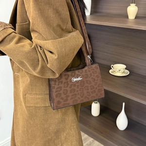 Sac bandoulière léopard marron avec logo métallique et veste en velours côtelé