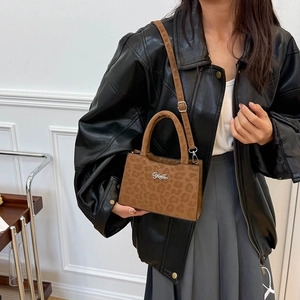 Petit sac carré à bandoulière pour femme avec motif léopard et logo métallique