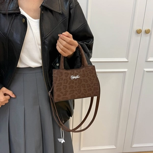 Sac à bandoulière léopard marron pour femme avec logo argenté et sangle réglable