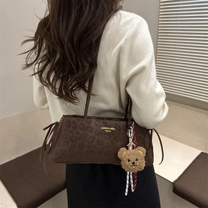 Borsa sottobraccio leopardata marrone in pelle cerata vintage con ciondolo a orsetto