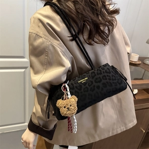 Borsa sottobraccio leopardata nera in velluto con un ciondolo a forma di orso marrone