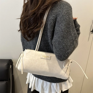 Borsa sottobraccio bianco crema in pelle cerata retrò con fiocchi laterali e doppi cinturini