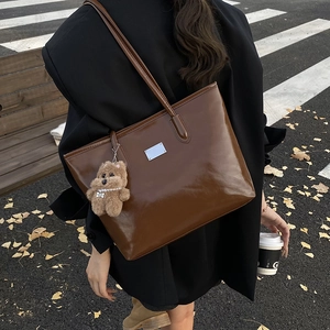 Bolso tote grande marrón oscuro brillante con colgante de oso para estilo diario