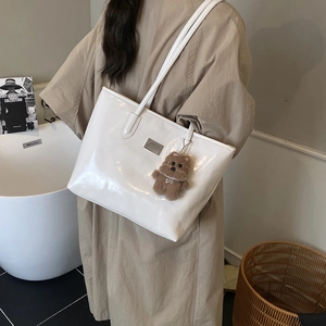 Bolso tote minimalista de charol blanco brillante con un lindo colgante de oso
