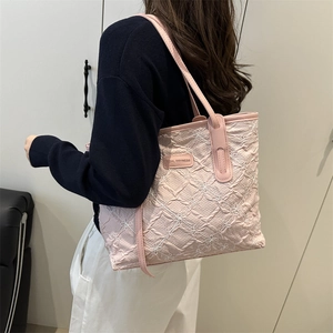 Sac cabas plissé rose avec broderie florale et étiquette Tidal Dryness pour femme