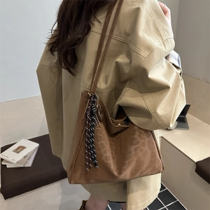 Grand sac cabas léopard pour femme avec ruban décoratif et fines bandoulières