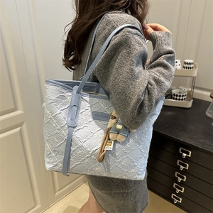Grand sac cabas bleu clair à broderies florales avec breloque ours porté à l'épaule