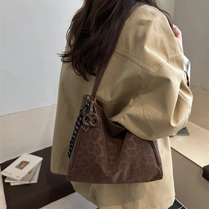 Cabas rétro à imprimé léopard avec foulard sur mannequin en trench-coat beige