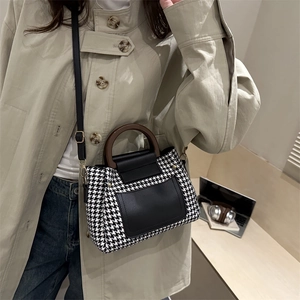 Elegant houndstooth Boston bag with wooden top handle and detachable leather strap