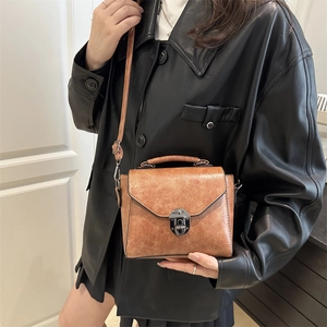 Petit sac à main rétro marron texturé avec fermoir métallique vintage pour femme