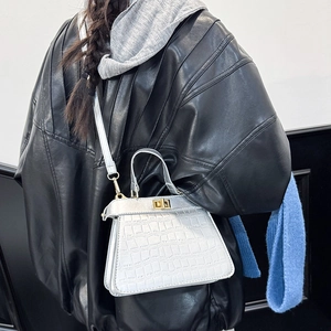 Elegante borsa a mano azzurra con stampa coccodrillo e chiusura a girello oro