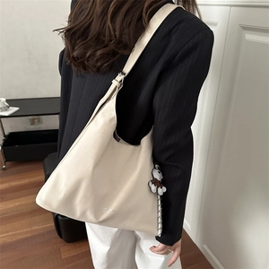 Sac hobo rétro imprimé léopard beige à grande capacité avec pendentif ours mignon