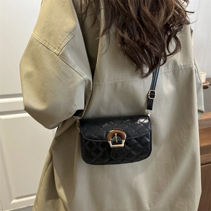 Schicke schwarze Stepptasche mit Holzmaserung-Schnalle und verstellbarem Riemen