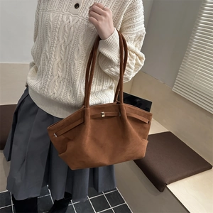 Minimalistische braune Wildleder-Einkaufstasche mit Metallschnalle zu elegantem Outfit