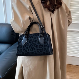 Sac à main vintage noir à motif léopard avec poignées solides et bandoulière réglable