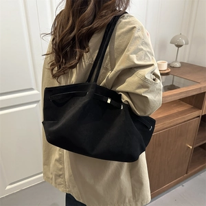 Vintage Tote Bag für Damen aus schwarzem mattem Stoff mit eleganter goldener Metallschnalle
