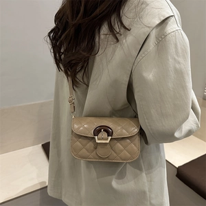 Minimalistische beige gesteppte Umhängetasche mit goldener Metallschnalle und Trageriemen