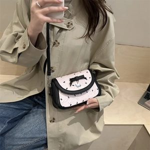 Petit sac bandoulière rose et noir avec nœud papillon et motif papillon