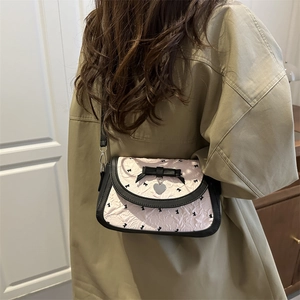 Sac à bandoulière plissé rose avec nœud noir et motifs de lapins pour femmes