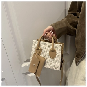 Détails d'un sac à main tissé avec mini pochette enveloppe et bandoulière en cuir