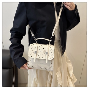 Detail des cremefarbenen Punkterucksacks mit transparenter Tasche und Deko-Schrift