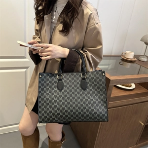 Grand sac fourre-tout noir avec motif monogramme gris et boucles dorées pour le quotidien