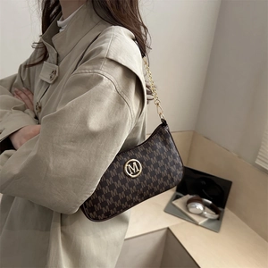 Vintage braune Monogramm Schultertasche mit goldenem M-Logo und Kettenriemen für Damen