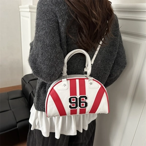 Borsa Boston vintage in pelle bianca e rossa con stampa 96 e dettagli di stelle in metallo