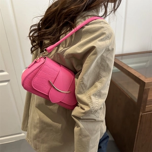 Sacoche rose fuchsia avec motif crocodile et boucle dorée en forme de croissant élégant