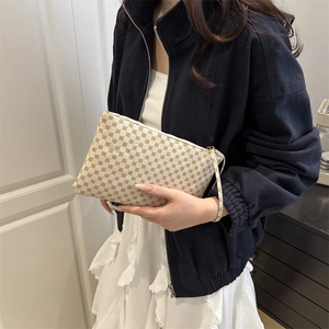 Pochette vintage con stampa geometrica, cinturino in pelle e zip superiore per donna