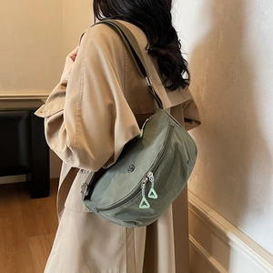 Sac bandoulière en nylon vert armée avec doubles fermetures éclair et logo rond