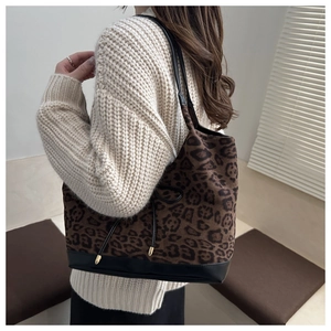 Vue détaillée du grand sac cabas à imprimé léopard avec empiècement en cuir noir sur le fond