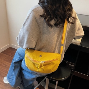 Sac bandoulière demi-lune en nylon jaune vif pour femme avec sangle réglable et style décontracté