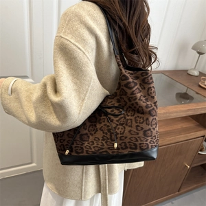 Grand sac cabas bandoulière imprimé léopard pour femme avec base en cuir renforcée