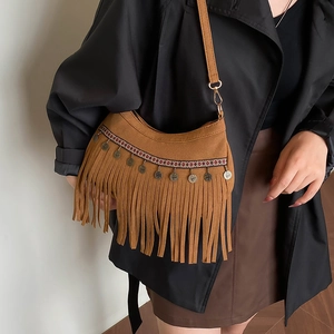 Sac à bandoulière bohème marron avec pièces rétro et franges pour femme