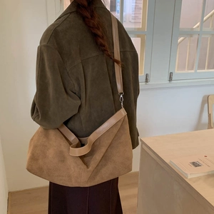 Retro brown suede oversized tote bag with smooth leather strap for casual commuting