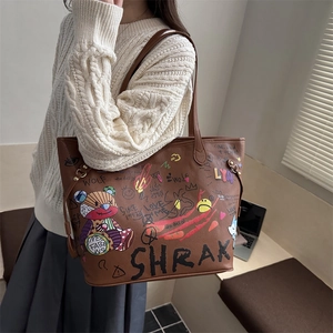 Sac seau en cuir marron avec graffiti d'ours et broderies de style street art coloré