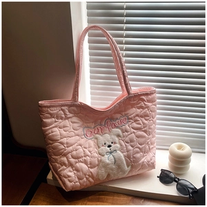 Nahaufnahme der rosa Tragetasche mit Herzsteppung und besticktem Cartoon-Welpen-Motiv